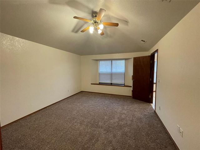 621 Gyrfalcon Drive, Norman, OK 73072