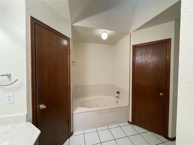 621 Gyrfalcon Drive, Norman, OK 73072