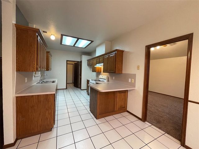 621 Gyrfalcon Drive, Norman, OK 73072