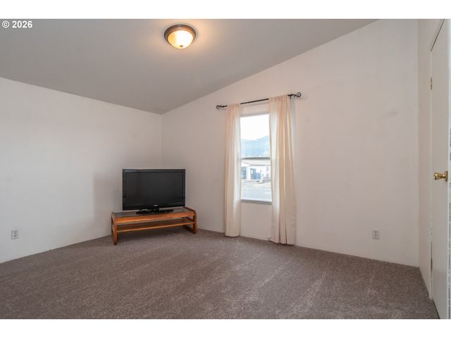 189 RAINTREE Ave, Sutherlin, OR 97479