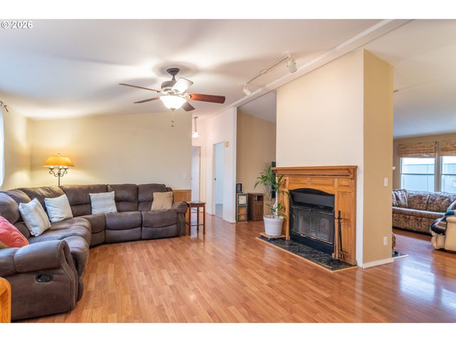 189 RAINTREE Ave, Sutherlin, OR 97479