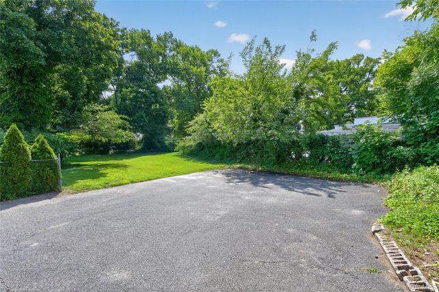 143 Searingtown Road, Albertson, NY 11507