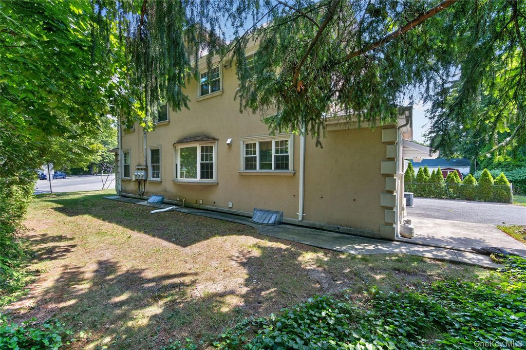 143 Searingtown Road, Albertson, NY 11507 — photo 5