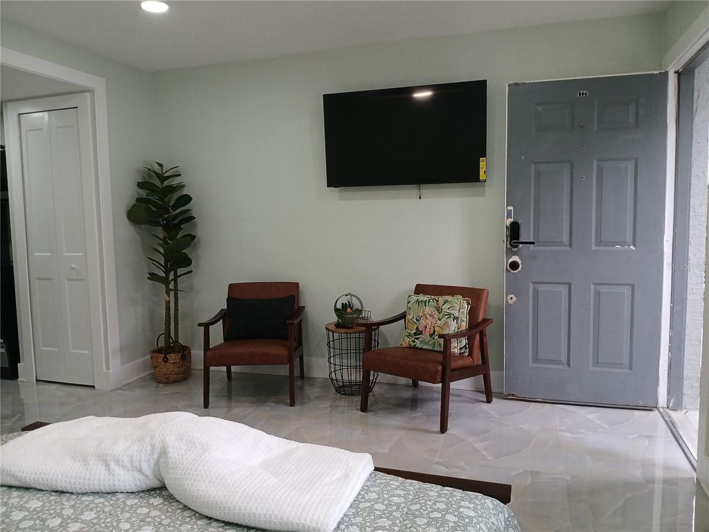 Image 5 of property listing at 4129 DOLPHIN DRIVE 1, Tampa, FL 33617