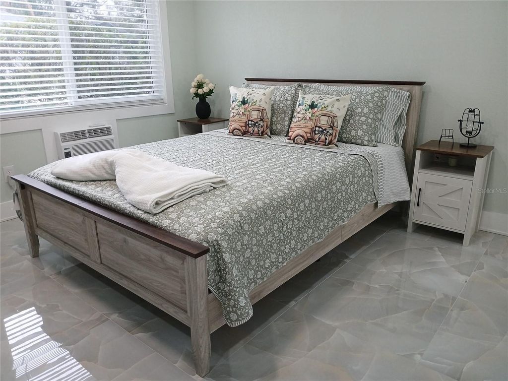 Image 6 of property listing at 4129 DOLPHIN DRIVE 1, Tampa, FL 33617