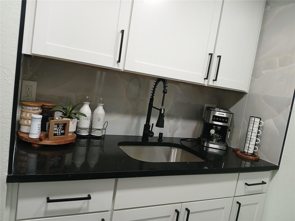 Image 10 of property listing at 4129 DOLPHIN DRIVE 1, Tampa, FL 33617