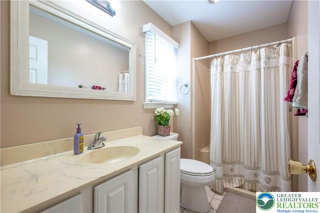 221 Jubilee Drive, Stockertown Boro, PA 18040