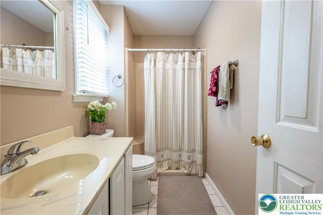 221 Jubilee Drive, Stockertown Boro, PA 18040