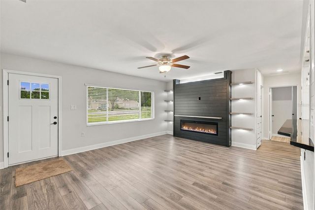 930 DORA AVENUE, Tavares, FL 32778