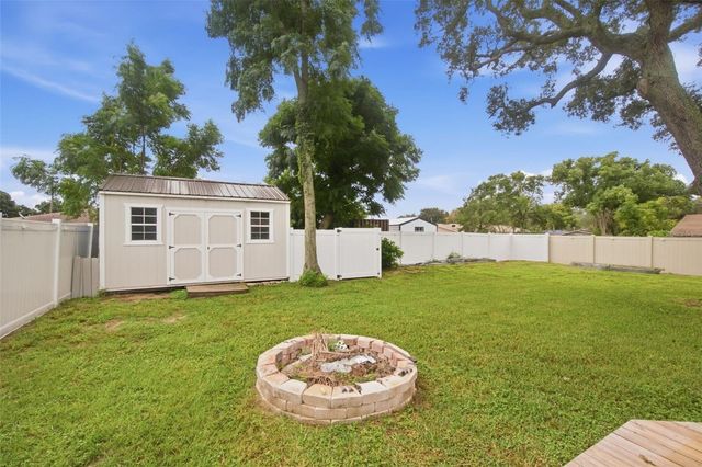 930 DORA AVENUE, Tavares, FL 32778