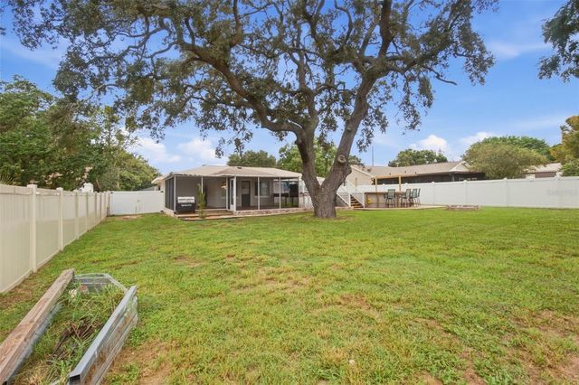 930 DORA AVENUE, Tavares, FL 32778