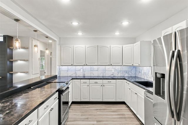 930 DORA AVENUE, Tavares, FL 32778