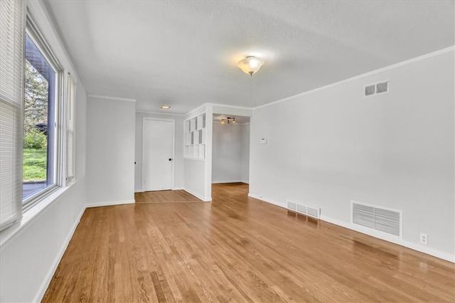 205 E Longfellow Street, Claycomo, MO 64119