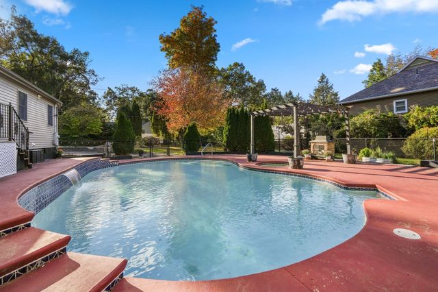 126 Brattle St, Holden, MA 01520