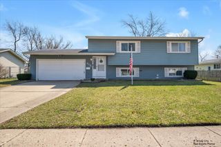 819 Dartmoor Drive, Crystal Lake, IL 60014