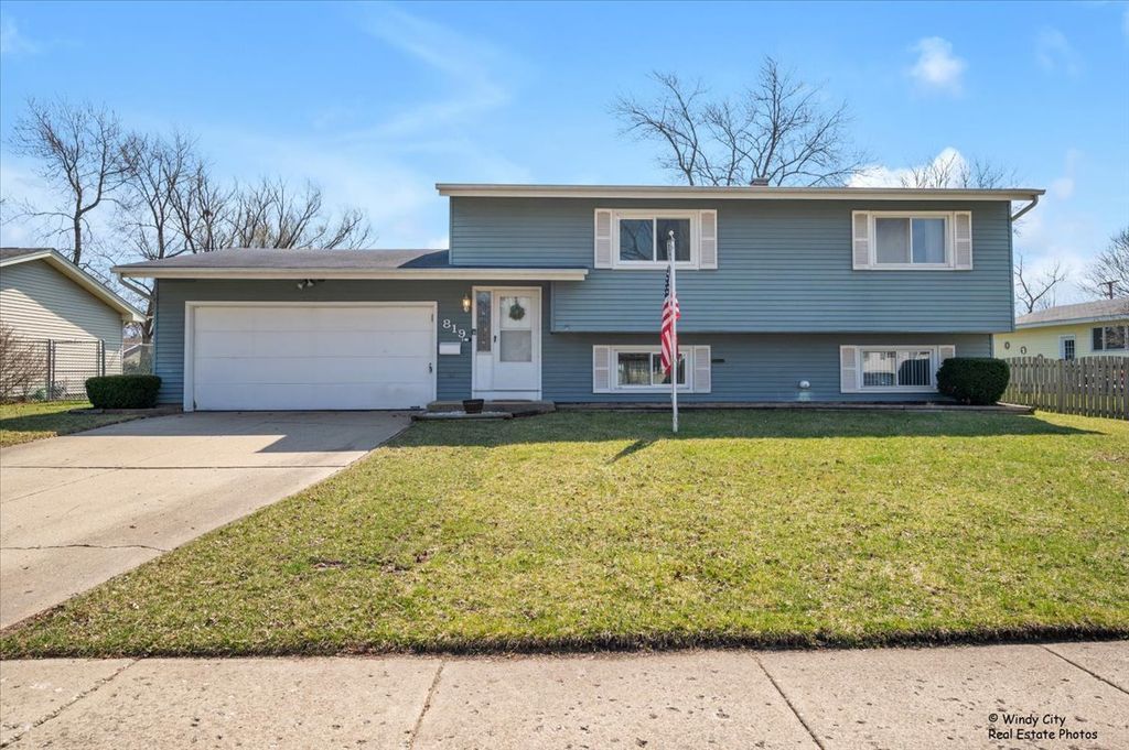 819 Dartmoor Drive, Crystal Lake, IL 60014