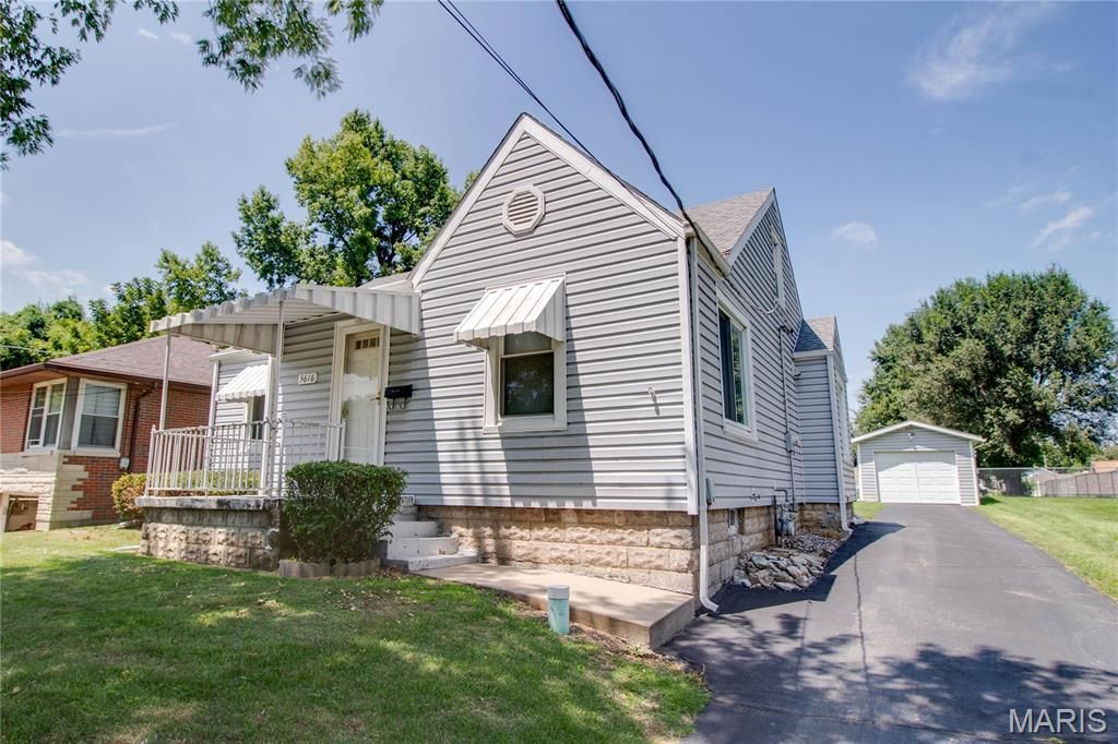 Image 2 of property listing at 3616 Coronado Drive, Alton, IL 62002