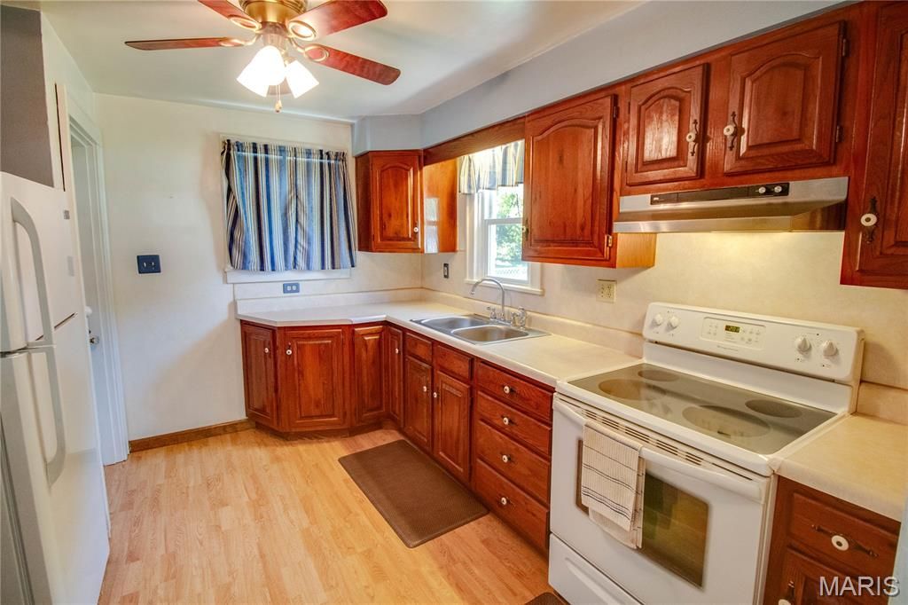 Image 11 of property listing at 3616 Coronado Drive, Alton, IL 62002