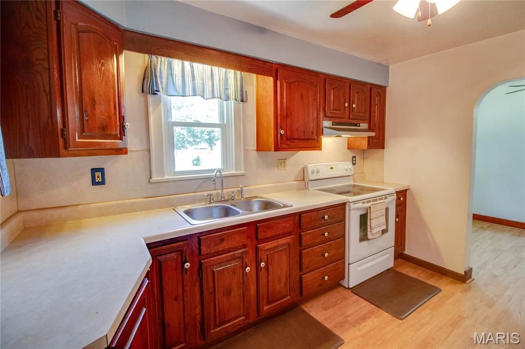 Image 13 of property listing at 3616 Coronado Drive, Alton, IL 62002