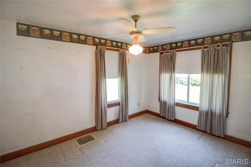 Image 15 of property listing at 3616 Coronado Drive, Alton, IL 62002