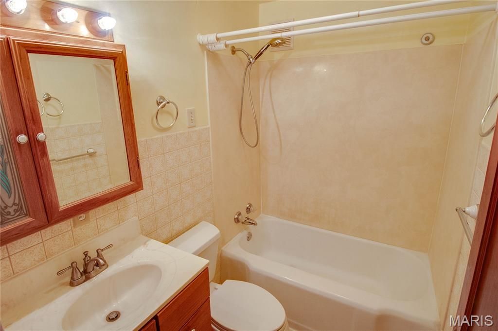 Image 17 of property listing at 3616 Coronado Drive, Alton, IL 62002