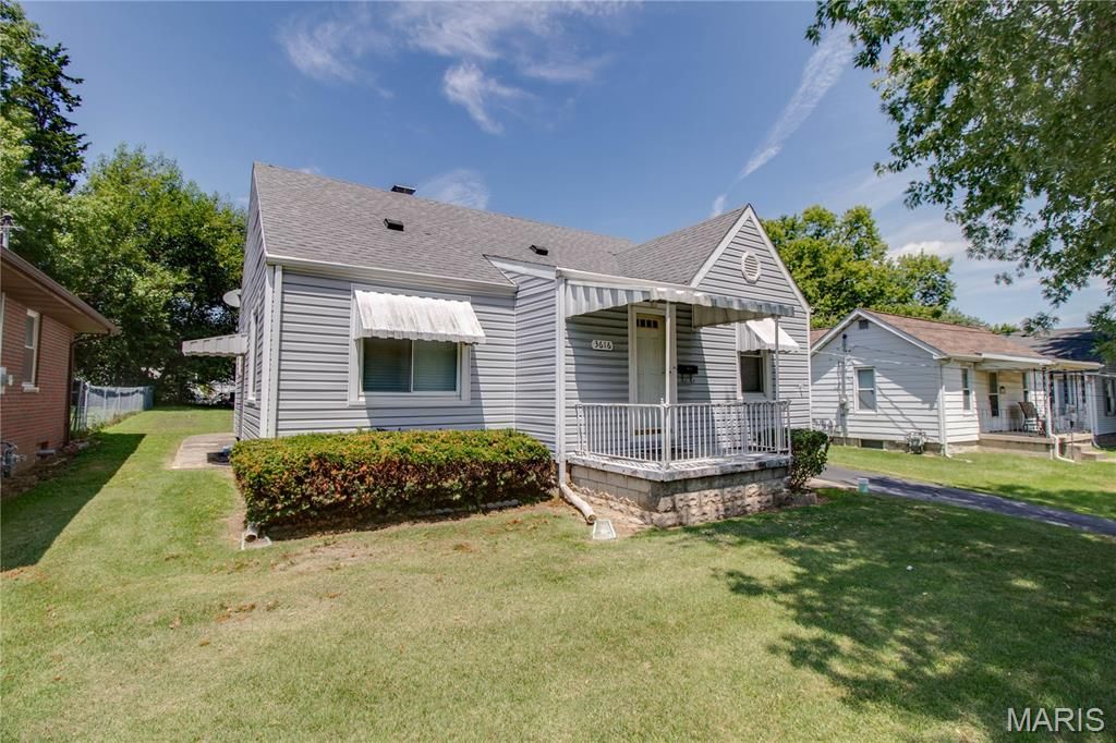 Image 3 of property listing at 3616 Coronado Drive, Alton, IL 62002
