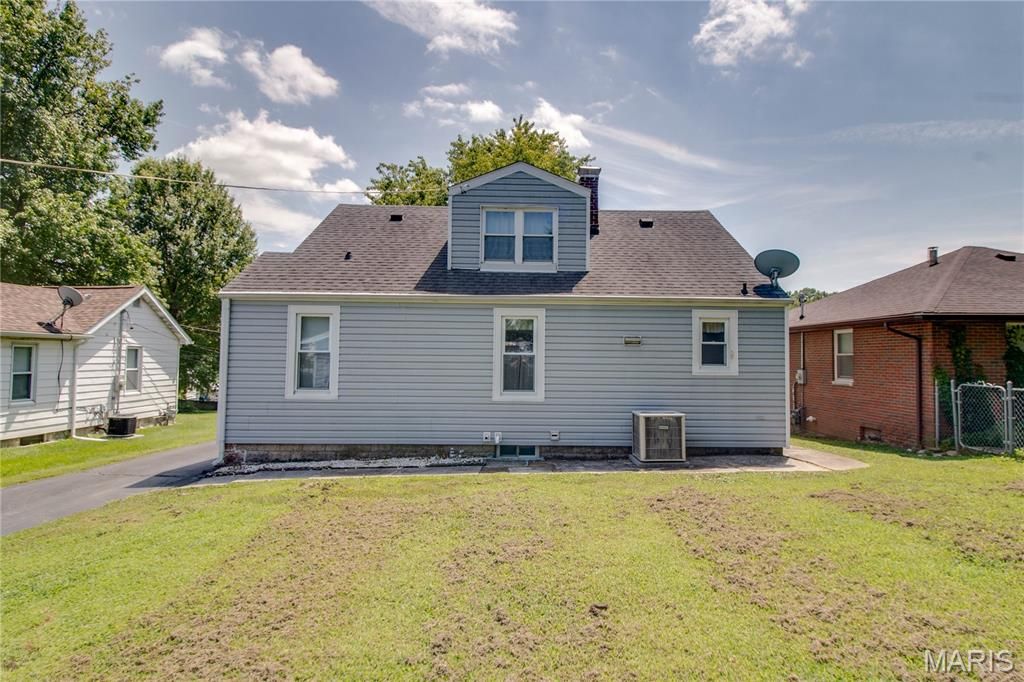 Image 30 of property listing at 3616 Coronado Drive, Alton, IL 62002