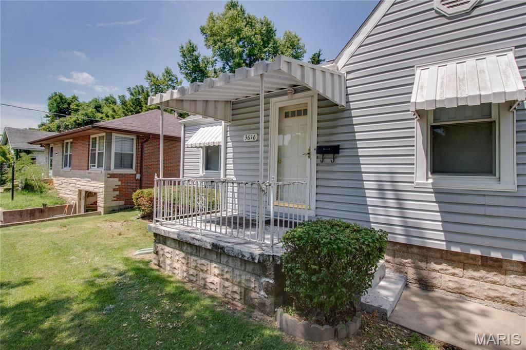 Image 4 of property listing at 3616 Coronado Drive, Alton, IL 62002