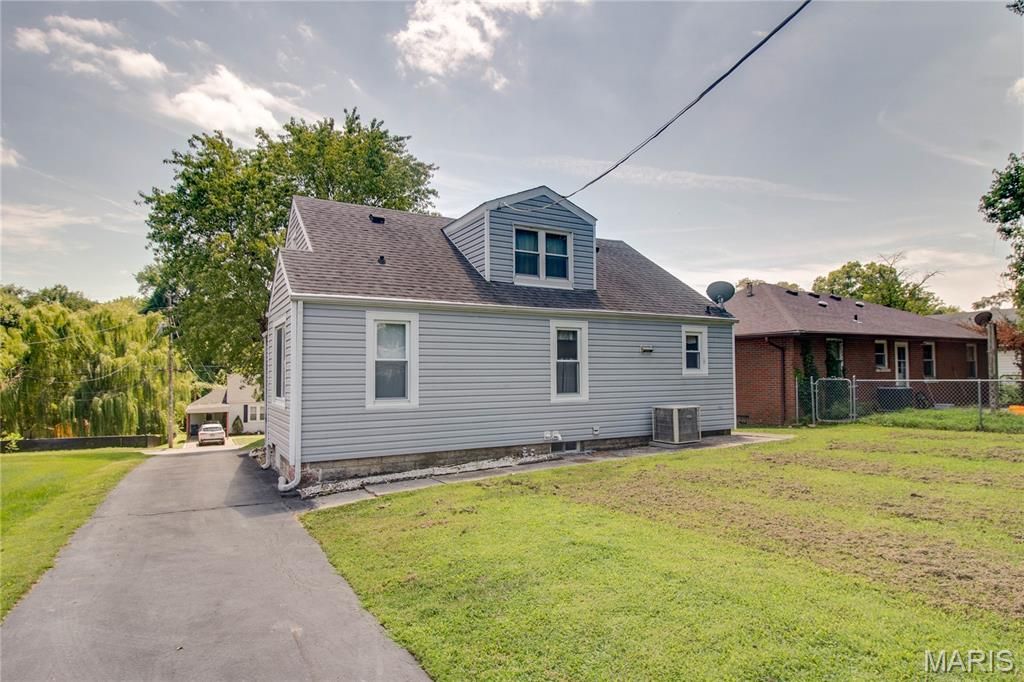 Image 31 of property listing at 3616 Coronado Drive, Alton, IL 62002