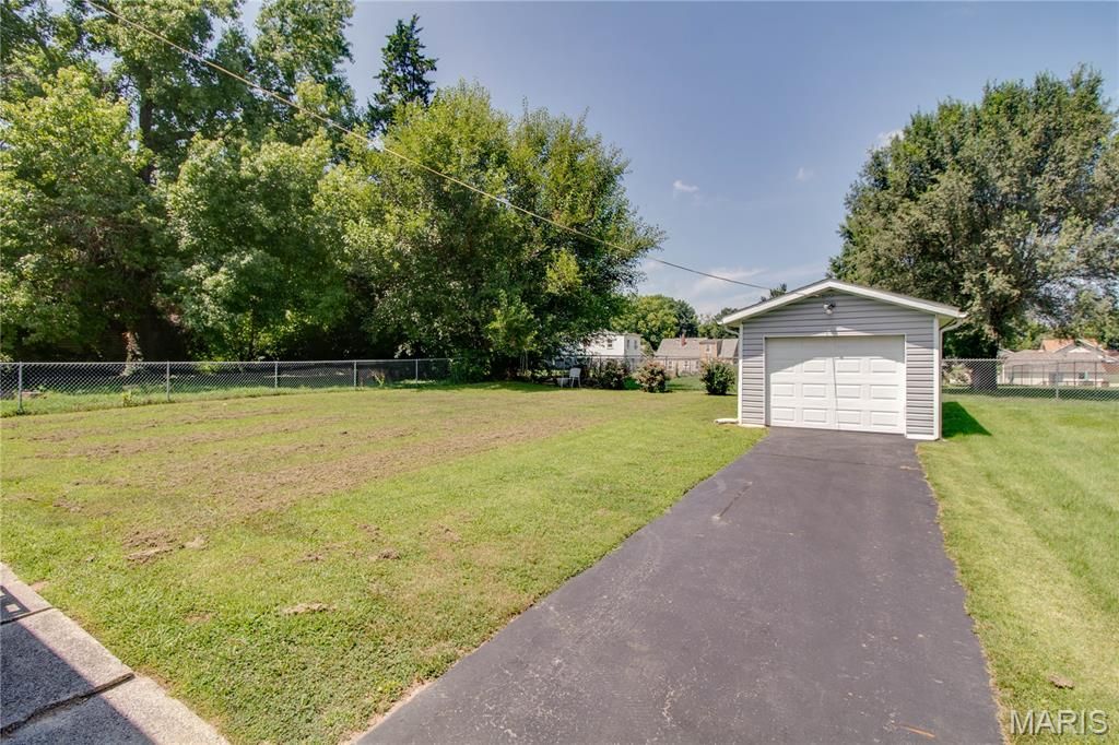 Image 34 of property listing at 3616 Coronado Drive, Alton, IL 62002