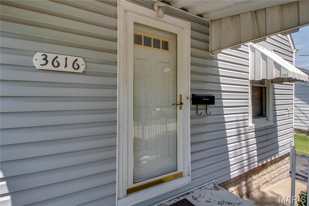 Image 5 of property listing at 3616 Coronado Drive, Alton, IL 62002
