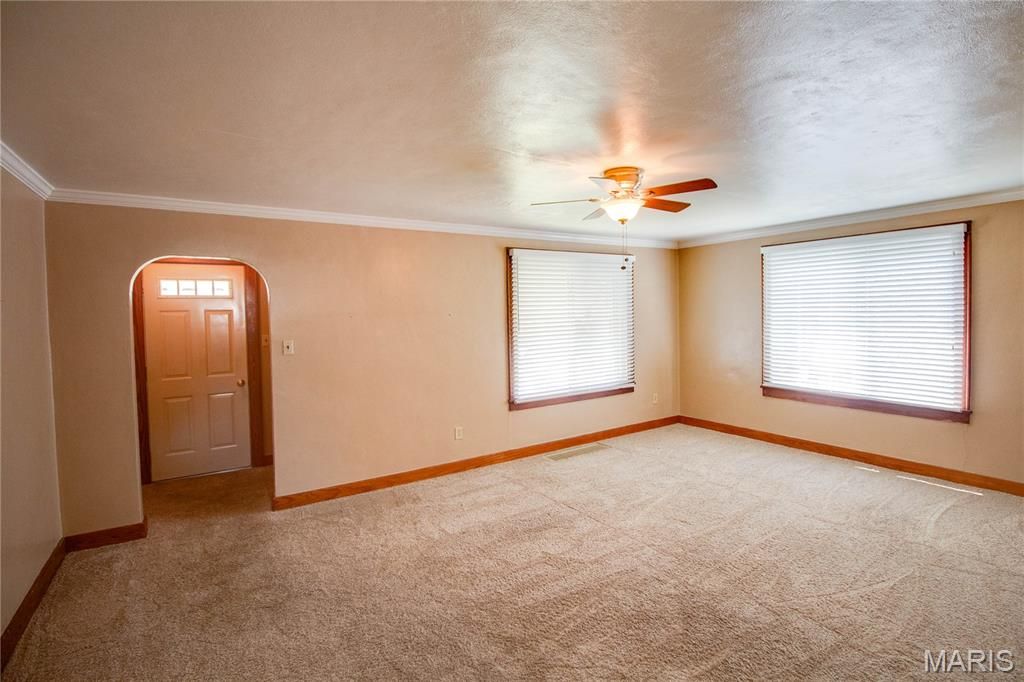 Image 6 of property listing at 3616 Coronado Drive, Alton, IL 62002