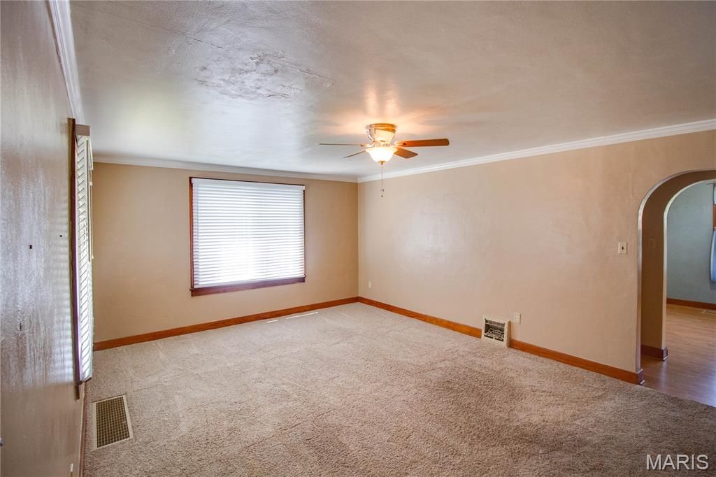 Image 7 of property listing at 3616 Coronado Drive, Alton, IL 62002
