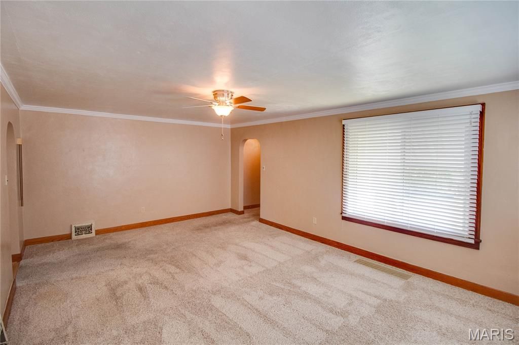 Image 8 of property listing at 3616 Coronado Drive, Alton, IL 62002