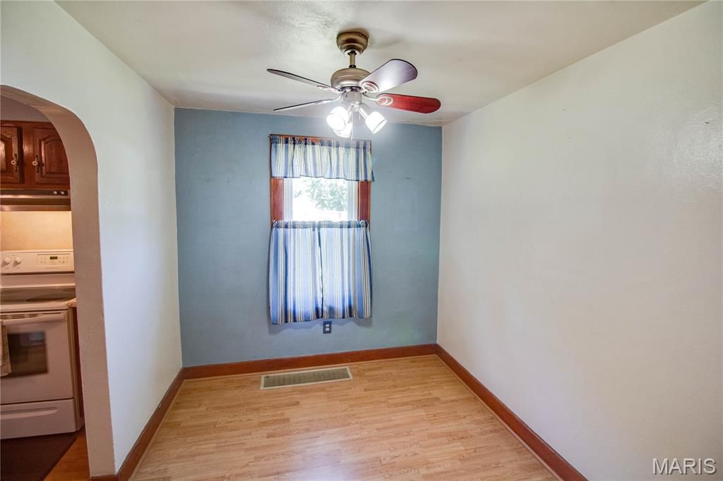 Image 9 of property listing at 3616 Coronado Drive, Alton, IL 62002