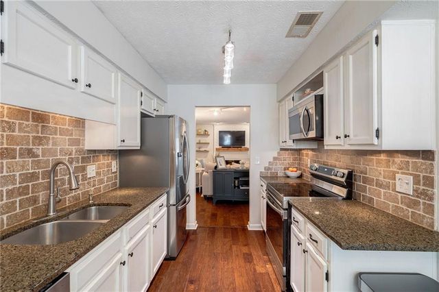 104 Courtyard Terrace, Roswell, GA 30075