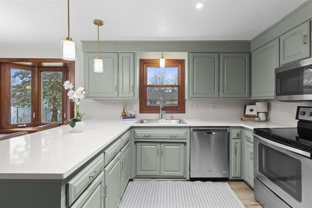 2540 SUN TERRACE, Green Bay, WI 54311