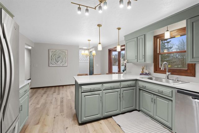 2540 SUN TERRACE, Green Bay, WI 54311