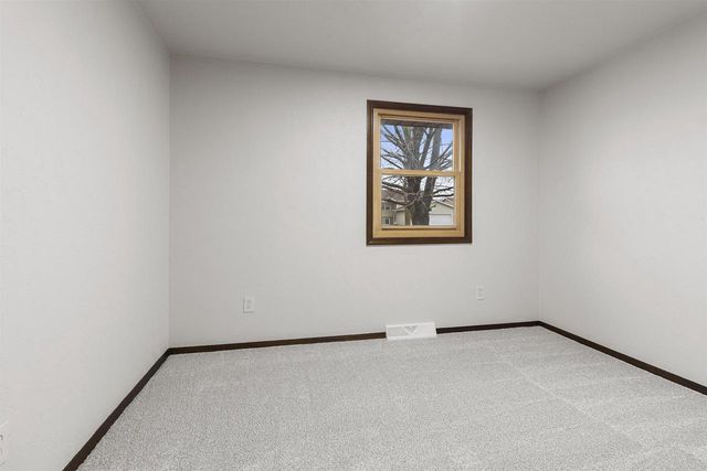 2540 SUN TERRACE, Green Bay, WI 54311