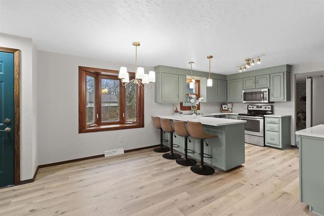 2540 SUN TERRACE, Green Bay, WI 54311