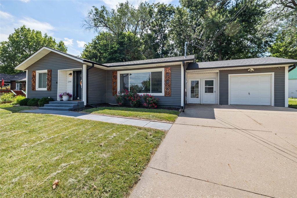 1240 63rd Street, Windsor Heights, IA 50324