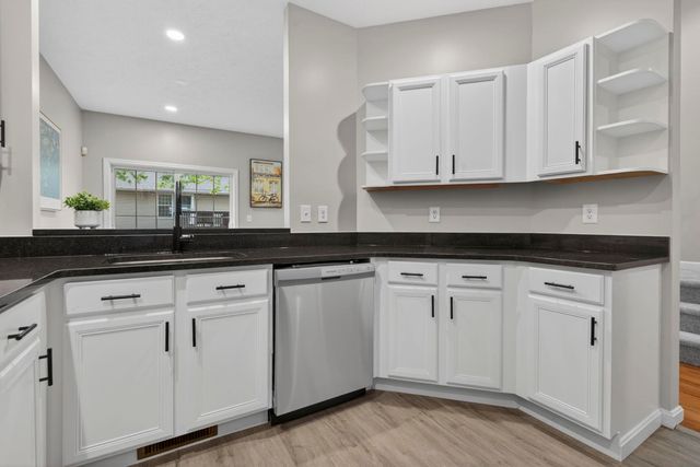 3 Summer Snow Lane, Bedford, NH 03110