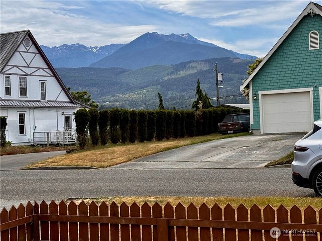 1039 W Sixth Street, Port Angeles, WA 98363