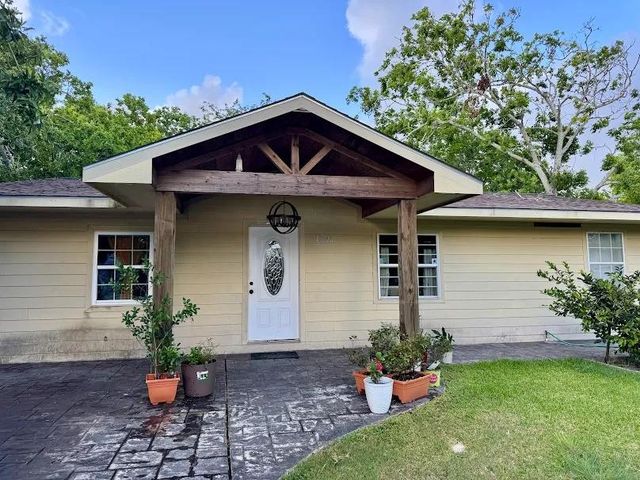 1022 W 10th Street, Freeport, TX 77541