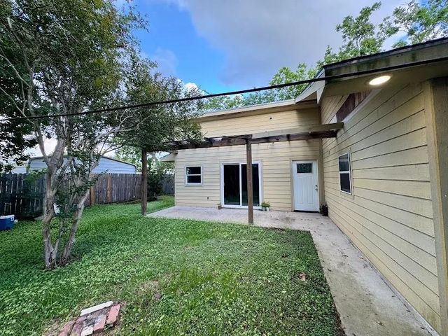 1022 W 10th Street, Freeport, TX 77541
