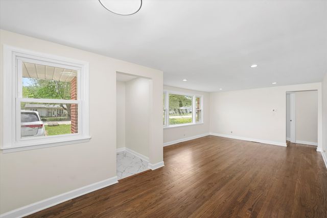 28 Liberty Boulevard, Machesney Park, IL 61115