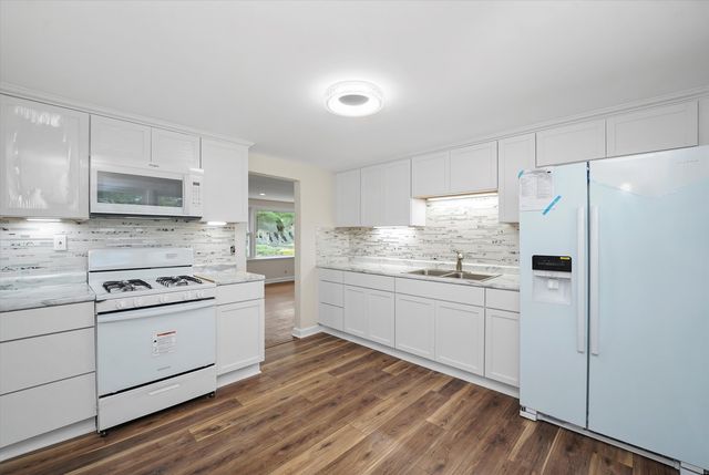 28 Liberty Boulevard, Machesney Park, IL 61115