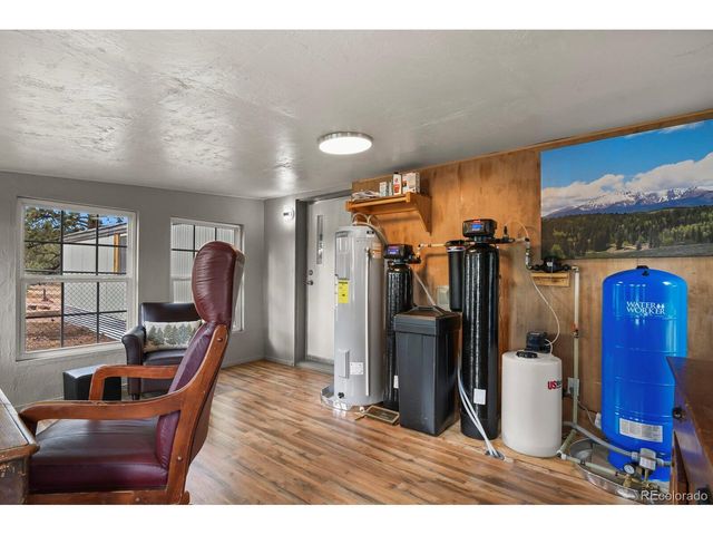 957 Arapahoe Dr, Florissant, CO 80816