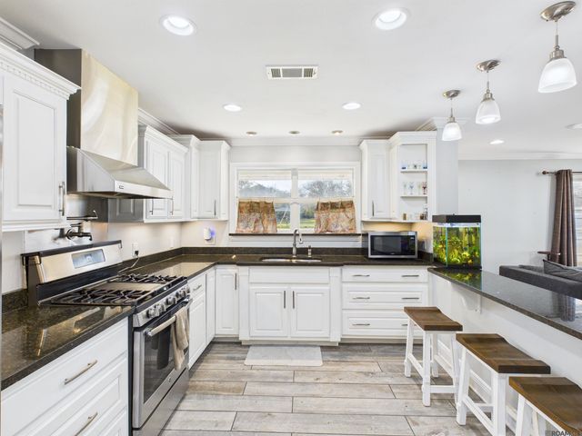 12140 Oakline Acres, St Amant, LA 70774