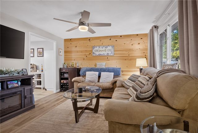 127 Alpine Village Dr, Monroeville, PA 15146